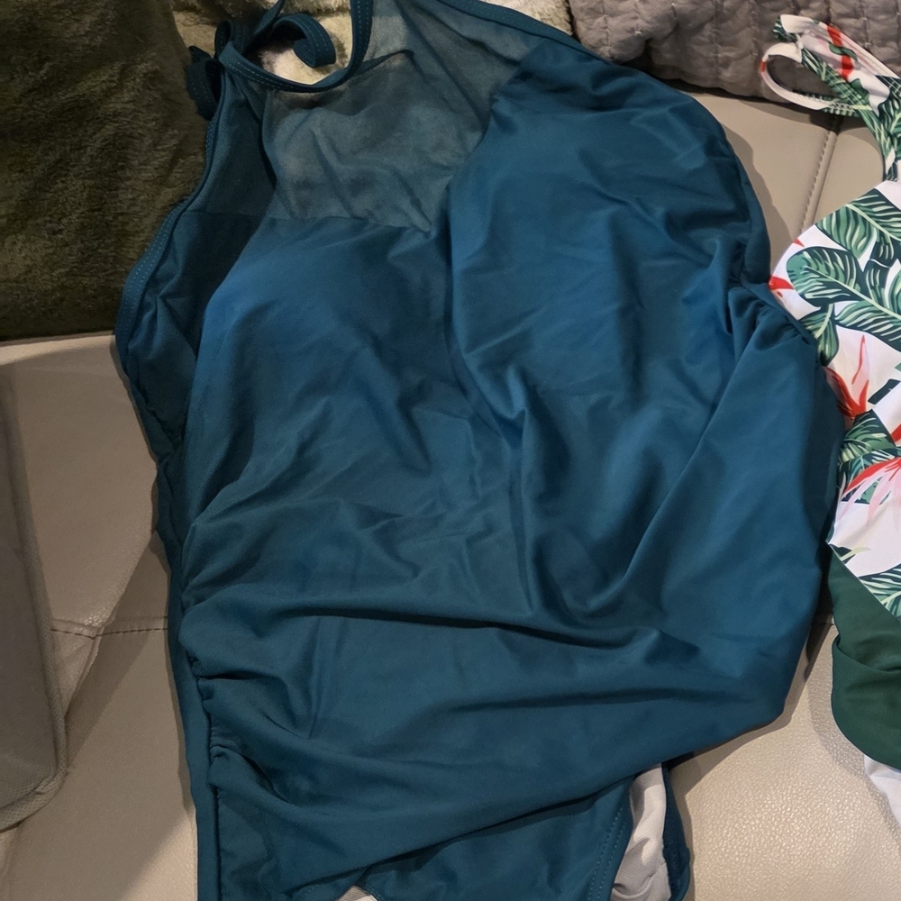 Bundle 6 Swimsuits. - Picture 2 of 4